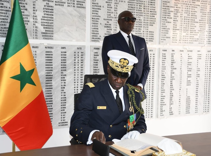 Installation du nouveau CEMGA : le Vice-Amiral d’Escadre Oumar Wade prend le commandement des Armées Installation du nouveau CEMGA : le Vice-Amiral d’Escadre Oumar Wade prend le commandement des Armées