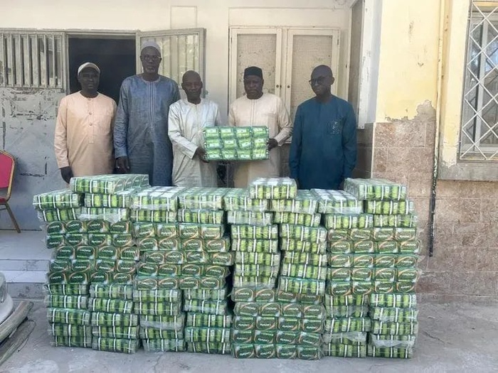 Saint-Louis : Un don de 100 paquets de serviettes hygiéniques à l'IA par la première Dame Marie Khone Faye Saint-Louis : Un don de 100 paquets de serviettes hygiéniques à l'IA par la première Dame Marie Khone Faye