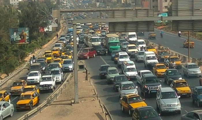 Axe Aibd-Dakar : le renversement d’un camion perturbe fortement la circulation vers Dakar Axe Aibd-Dakar : le renversement d’un camion perturbe fortement la circulation vers Dakar