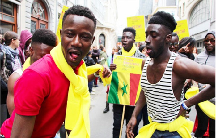 Gaypride à Bruxelles…Les homos sénégalais défilent avec le drapeau du Sénégal Gaypride à Bruxelles…Les homos sénégalais défilent avec le drapeau du Sénégal
