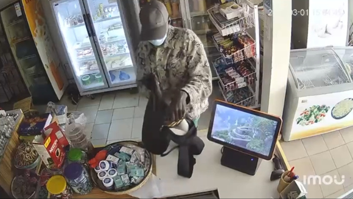 Vol spectaculaire dans une boutique à Thiès : Un individu dérobe une forte somme d'argent en plein jour Vol spectaculaire dans une boutique à Thiès : Un individu dérobe une forte somme d'argent en plein jour