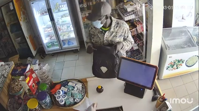 Vol spectaculaire dans une boutique à Thiès : Un individu dérobe une forte somme d'argent en plein jour Vol spectaculaire dans une boutique à Thiès : Un individu dérobe une forte somme d'argent en plein jour