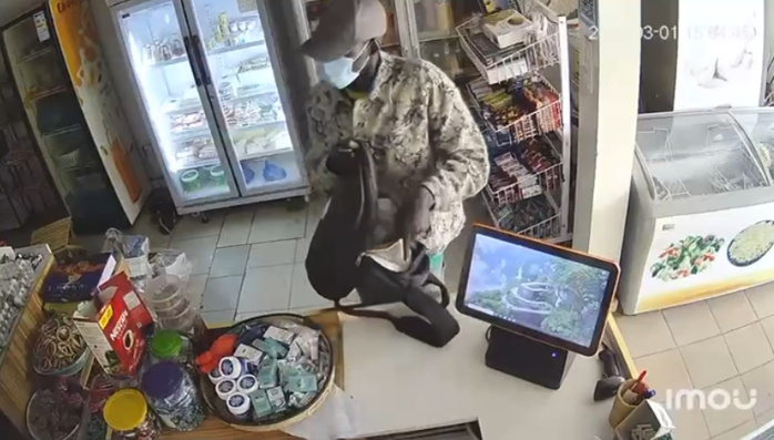 Vol spectaculaire dans une boutique à Thiès : Un individu dérobe une forte somme d'argent en plein jour Vol spectaculaire dans une boutique à Thiès : Un individu dérobe une forte somme d'argent en plein jour