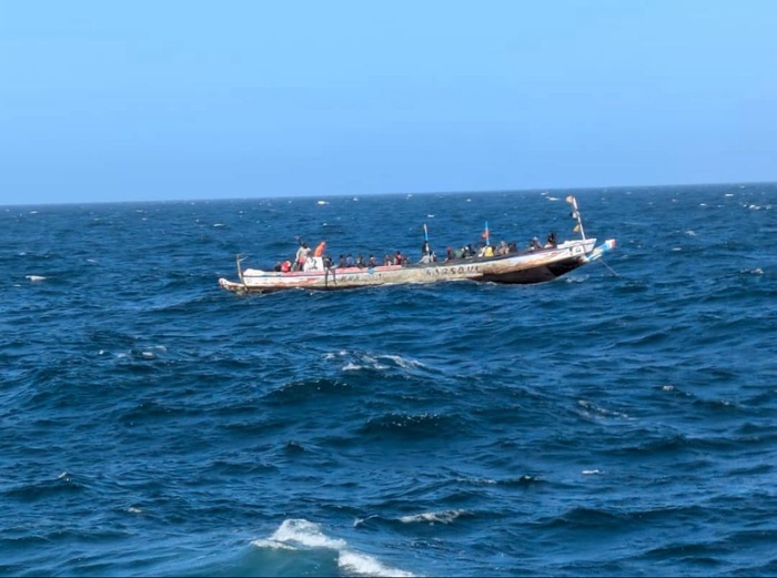 Émigration irrégulière : la Marine nationale intercepte une pirogue avec 139 migrants et le corps sans vie d’un bébé