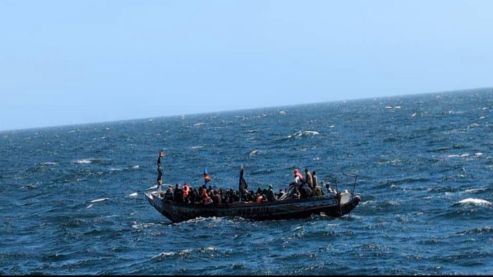 Émigration irrégulière : la Marine nationale intercepte une pirogue avec 139 migrants et le corps sans vie d’un bébé