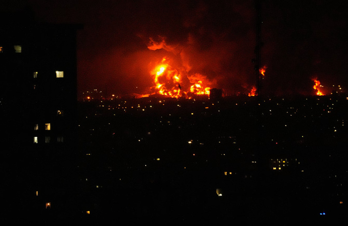 Scènes apocalyptiques à Téhéran: quatre dépôts pétroliers touchés Scènes apocalyptiques à Téhéran: quatre dépôts pétroliers touchés