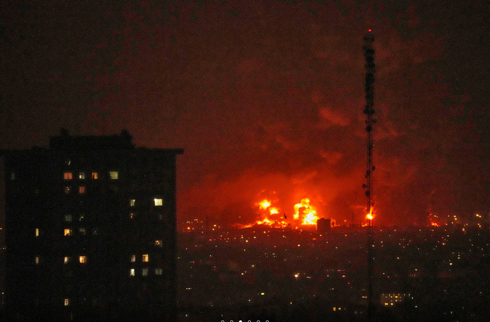 Scènes apocalyptiques à Téhéran: quatre dépôts pétroliers touchés Scènes apocalyptiques à Téhéran: quatre dépôts pétroliers touchés