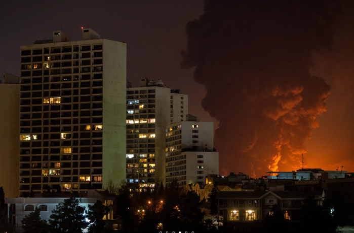 Scènes apocalyptiques à Téhéran: quatre dépôts pétroliers touchés Scènes apocalyptiques à Téhéran: quatre dépôts pétroliers touchés