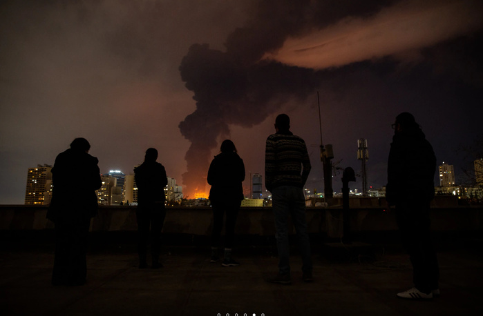 Scènes apocalyptiques à Téhéran: quatre dépôts pétroliers touchés Scènes apocalyptiques à Téhéran: quatre dépôts pétroliers touchés