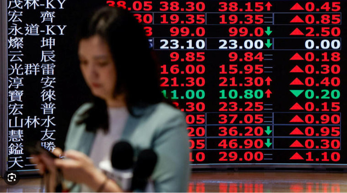 Le pétrole flambé à plus de 100 dollars, les Bourses d’Asie dévissent Le pétrole flambé à plus de 100 dollars, les Bourses d’Asie dévissent