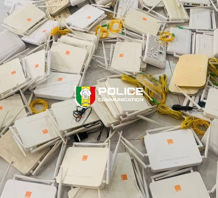 Thiaroye : un individu arrêté avec 97 modems Wi-Fi issus d’un réseau de recel Thiaroye : un individu arrêté avec 97 modems Wi-Fi issus d’un réseau de recel