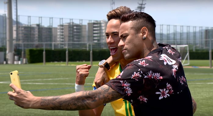 Quand Neymar rencontre sa statue de cire (vidéo)