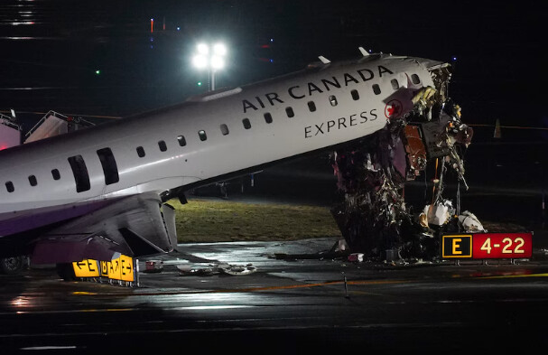 Un avion percute un camion de pompiers à l’aéroport de LaGuardia à New York: deux morts