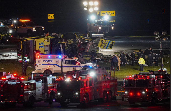 Un avion percute un camion de pompiers à l’aéroport de LaGuardia à New York: deux morts Un avion percute un camion de pompiers à l’aéroport de LaGuardia à New York: deux morts