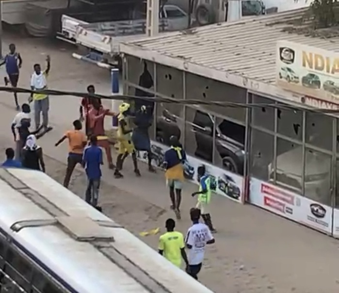 Violences après AS Pikine - GFC : le rond-point 26 pris d’assaut, la zone de Diamalaye sous le choc Violences après AS Pikine - GFC : le rond-point 26 pris d’assaut, la zone de Diamalaye sous le choc