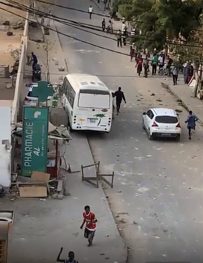 Violences après AS Pikine - GFC : le rond-point 26 pris d’assaut, la zone de Diamalaye sous le choc Violences après AS Pikine - GFC : le rond-point 26 pris d’assaut, la zone de Diamalaye sous le choc