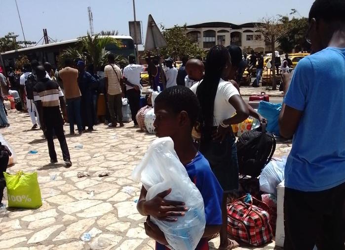 [ Images ] Grève des transporteurs-Paques : les usagers à bout à la gare des Baux maraîchers de Pikine