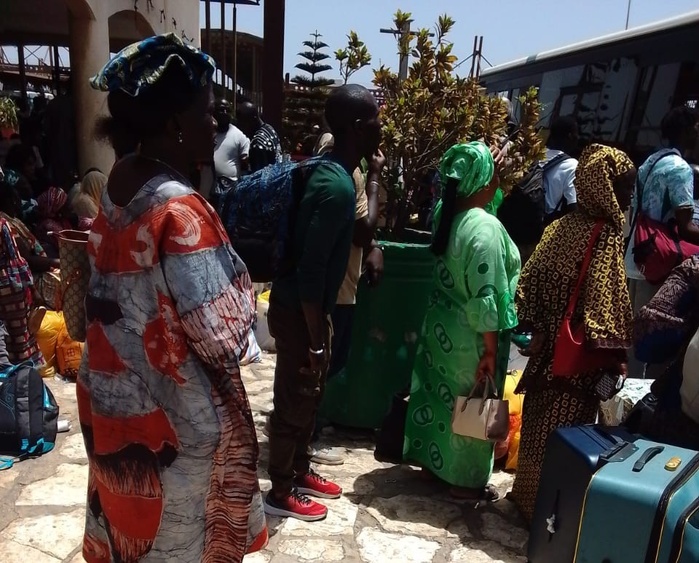 [ Images ] Grève des transporteurs-Paques : les usagers à bout à la gare des Baux maraîchers de Pikine