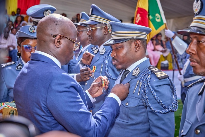 Cérémonie de décoration des Douanes à Thiès : Cheikh Diba salue des « soldats de l’économie » engagés pour les JOJ 2026 Cérémonie de décoration des Douanes à Thiès : Cheikh Diba salue des « soldats de l’économie » engagés pour les JOJ 2026