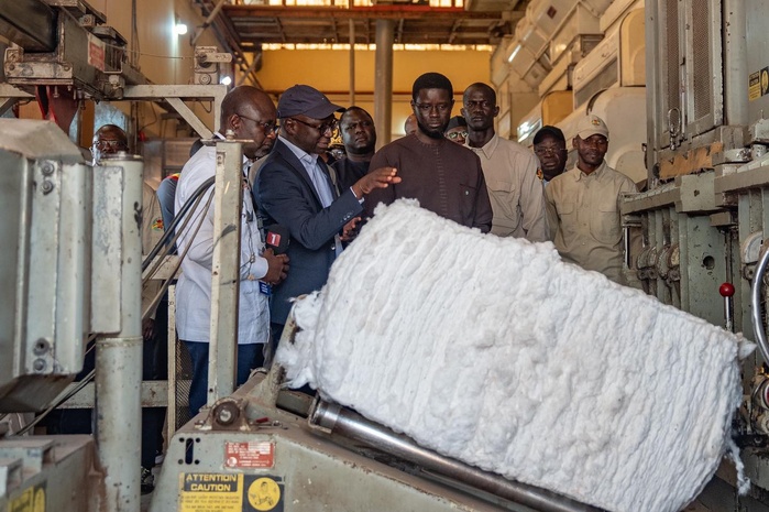 Tournée économique à Kolda : Le président Bassirou Diomaye Faye visite l'usine de coton de la SODEFITEX de vélingara et promet...