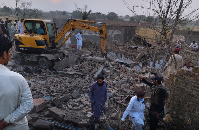 Attentat à la voiture piégée contre des policiers au Pakistan: au moins 12 morts Attentat à la voiture piégée contre des policiers au Pakistan: au moins 12 morts