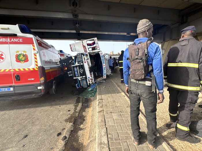 Accident à Pikine : Un « Ndiaga Ndiaye » se renverse au rond-point EDK, plusieurs blessés Accident à Pikine : Un « Ndiaga Ndiaye » se renverse au rond-point EDK, plusieurs blessés