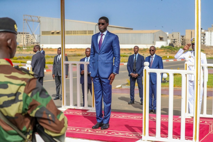 Coopération sous-régionale : le Président Bassirou Diomaye Faye en visite de travail en Gambie Coopération sous-régionale : le Président Bassirou Diomaye Faye en visite de travail en Gambie