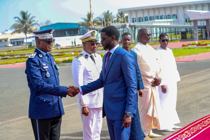 Coopération sous-régionale : le Président Bassirou Diomaye Faye en visite de travail en Gambie Coopération sous-régionale : le Président Bassirou Diomaye Faye en visite de travail en Gambie
