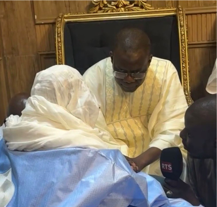 TOUBA- Serigne Mountakha reçoit le Premier ministre Al Aminou Lô, l’assure de ses prières et transmet un message au Président TOUBA- Serigne Mountakha reçoit le Premier ministre Al Aminou Lô, l’assure de ses prières et transmet un message au Président