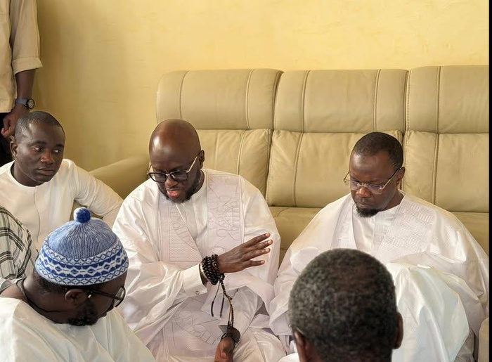 Deuil à Touba / Ousmane Sonko et El Malick Ndiaye venus présenter leurs condoléances, reçus par le khalife et par Serigne Bass Ibn Serigne Saliou Deuil à Touba / Ousmane Sonko et El Malick Ndiaye venus présenter leurs condoléances, reçus par le khalife et par Serigne Bass Ibn Serigne Saliou