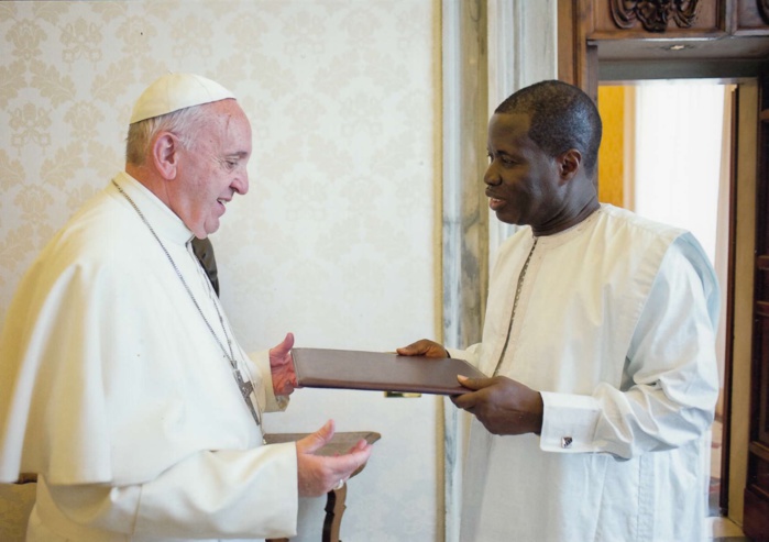 Le nouvel Ambassadeur du Sénégal près le Saint-Siège, a présenté ses lettres de créances vendredi dernier 1O juin au Pape François. Le nouvel Ambassadeur du Sénégal près le Saint-Siège, a présenté ses lettres de créances vendredi dernier 1O juin au Pape François.