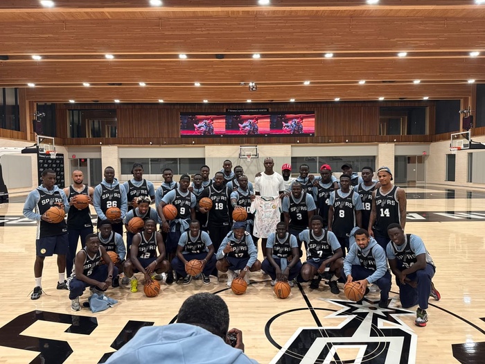 San Antonio / Le beau geste de Gorgui Dieng pour les Lions du football sénégalais San Antonio / Le beau geste de Gorgui Dieng pour les Lions du football sénégalais