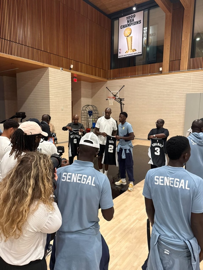 San Antonio / Le beau geste de Gorgui Dieng pour les Lions du football sénégalais