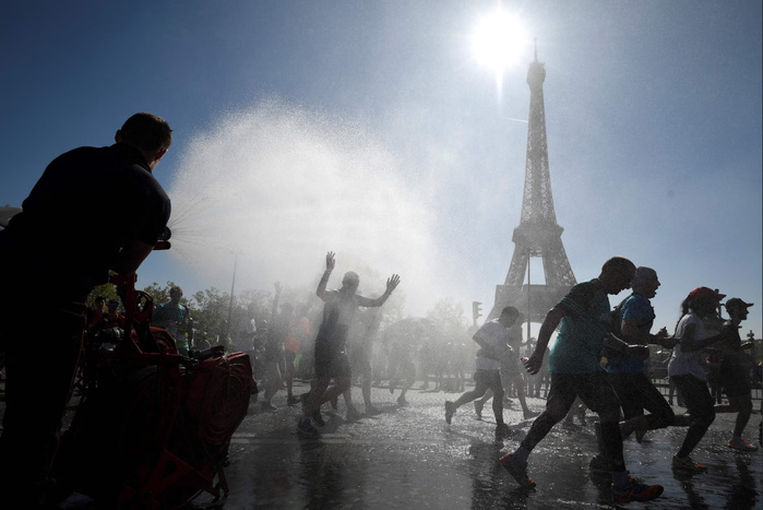 Face à la canicule, la France envisage... la sieste