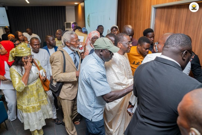 Racine SY invite les acteurs politiques à consolider la paix sociale pour attirer les investissements... Racine SY invite les acteurs politiques à consolider la paix sociale pour attirer les investissements...