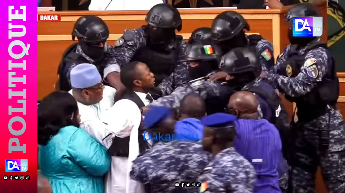 Assemblée nationale : Abdou Mbow bousculé par des députés de Pastef et évacué par le GIGN, les réseaux sociaux le sacrent « homme du 29 juin » Assemblée nationale : Abdou Mbow bousculé par des députés de Pastef et évacué par le GIGN, les réseaux sociaux le sacrent « homme du 29 juin »