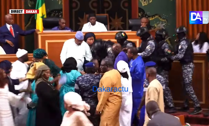 Assemblée nationale : Abdou Mbow bousculé par des députés de Pastef et évacué par le GIGN, les réseaux sociaux le sacrent « homme du 29 juin » Assemblée nationale : Abdou Mbow bousculé par des députés de Pastef et évacué par le GIGN, les réseaux sociaux le sacrent « homme du 29 juin »