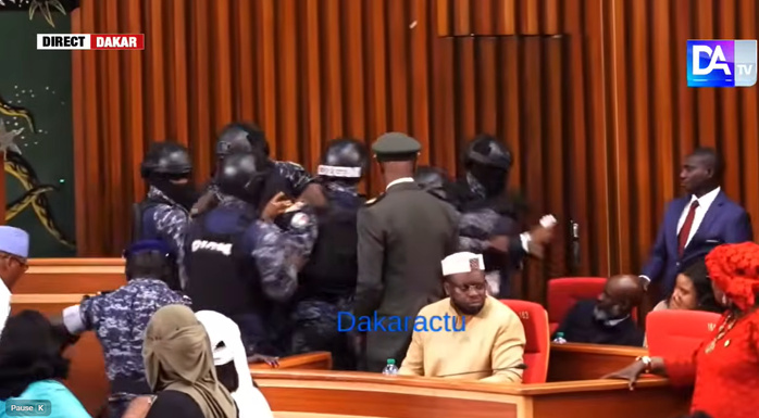 Assemblée nationale : Abdou Mbow bousculé par des députés de Pastef et évacué par le GIGN, les réseaux sociaux le sacrent « homme du 29 juin » Assemblée nationale : Abdou Mbow bousculé par des députés de Pastef et évacué par le GIGN, les réseaux sociaux le sacrent « homme du 29 juin »