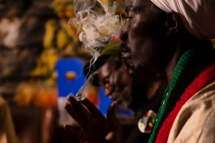 Au nom de la liberté de culte, les rastas du Kenya espèrent bientôt pouvoir fumer légalement du cannabis Au nom de la liberté de culte, les rastas du Kenya espèrent bientôt pouvoir fumer légalement du cannabis