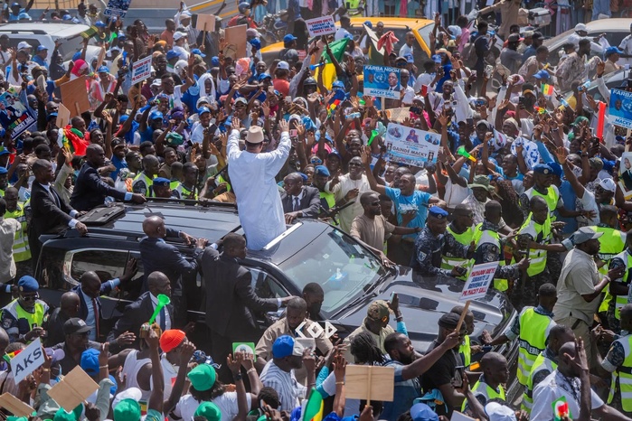 Retour de Macky Sall : des centaines de milliers de Sénégalais mobilisés pour accueillir l’ancien président