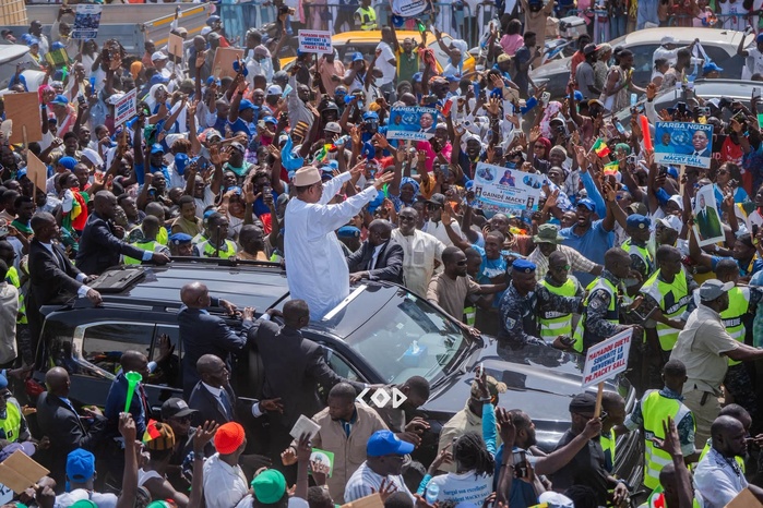 Retour de Macky Sall : des centaines de milliers de Sénégalais mobilisés pour accueillir l’ancien président
