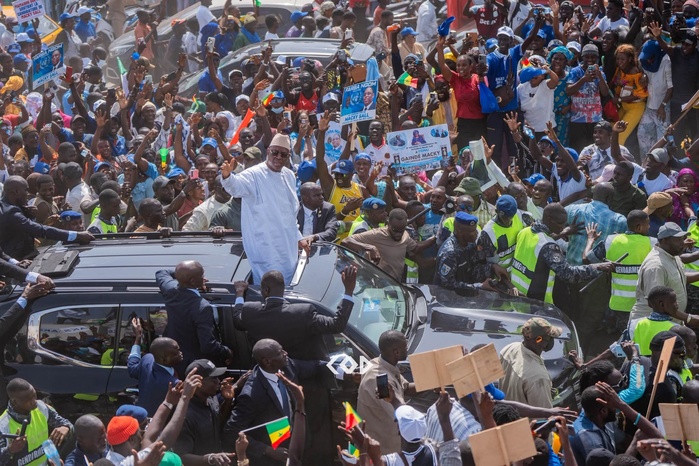 Retour de Macky Sall : des centaines de milliers de Sénégalais mobilisés pour accueillir l’ancien président