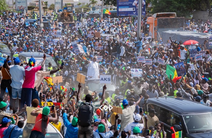 Retour de Macky Sall : des centaines de milliers de Sénégalais mobilisés pour accueillir l’ancien président