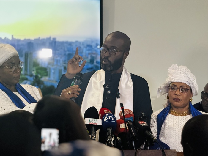 Politique : Pape Mahawa Diouf acte la rupture avec l’APR et lance son mouvement citoyen RACINE / Reeni Askan Wi Politique : Pape Mahawa Diouf acte la rupture avec l’APR et lance son mouvement citoyen RACINE / Reeni Askan Wi