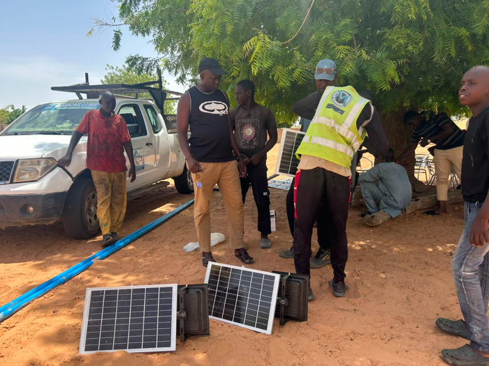 Linguère : le ministre Idrissa Samb offre un important lot de lampadaires à plusieurs villages du département Linguère : le ministre Idrissa Samb offre un important lot de lampadaires à plusieurs villages du département