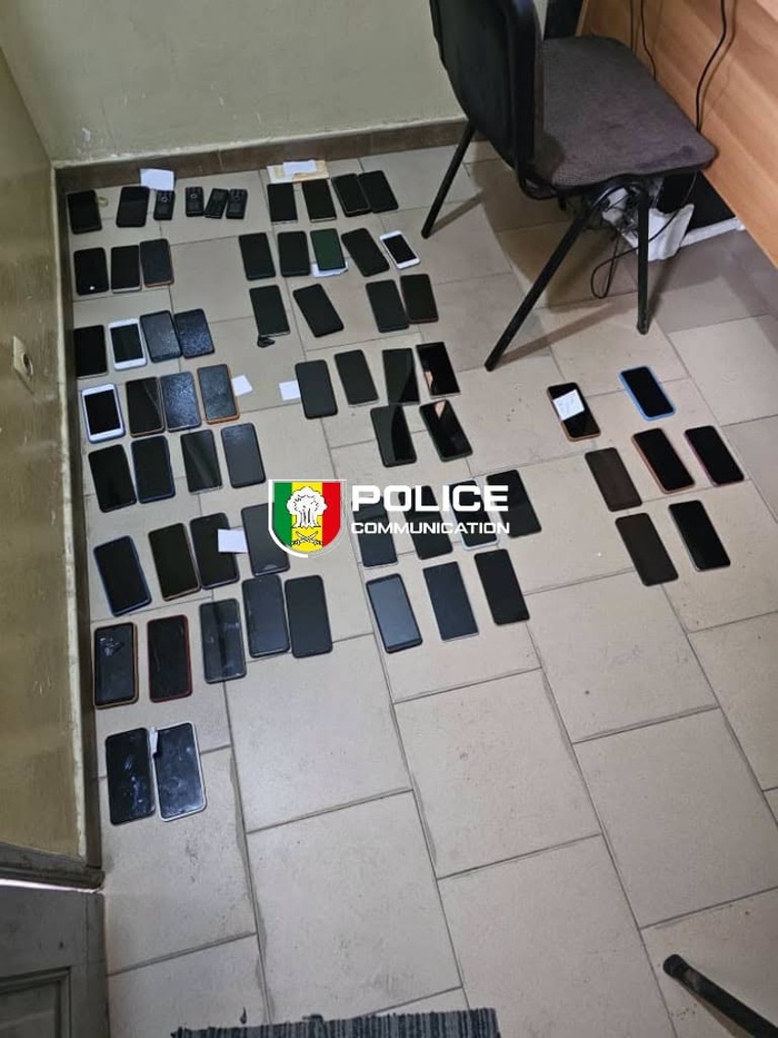 Grand Yoff : six individus interpellés et 74 téléphones saisis au « Maket Bi » Grand Yoff : six individus interpellés et 74 téléphones saisis au « Maket Bi »