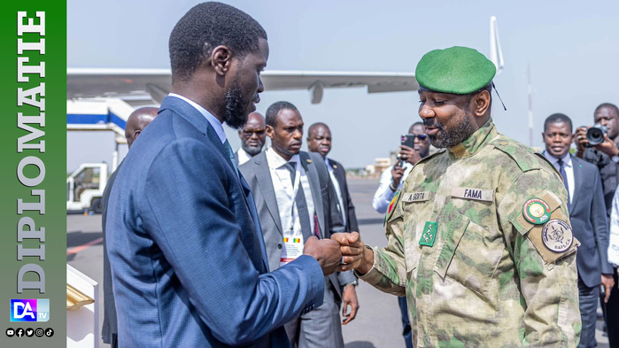 À Bamako, le PR Diomaye Faye réaffirme le « soutien indéfectible » du Sénégal au Mali : « Le Mali peut compter sur le soutien indéfectible du Sénégal » À Bamako, le PR Diomaye Faye réaffirme le « soutien indéfectible » du Sénégal au Mali : « Le Mali peut compter sur le soutien indéfectible du Sénégal »