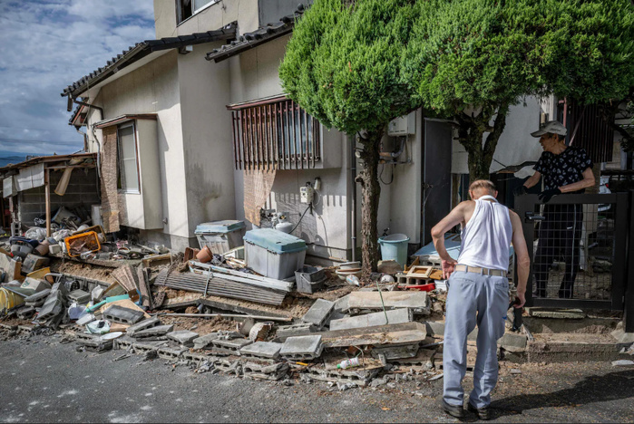 Séisme au Japon: le bilan grimpe à treize morts et une centaine de blessés Séisme au Japon: le bilan grimpe à treize morts et une centaine de blessés
