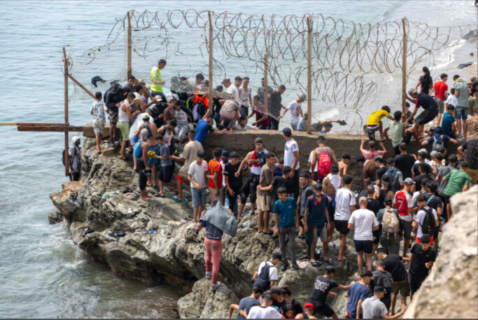 L’Espagne installe une barrière flottante à la frontière de Ceuta - Le bilan monte à 67 morts