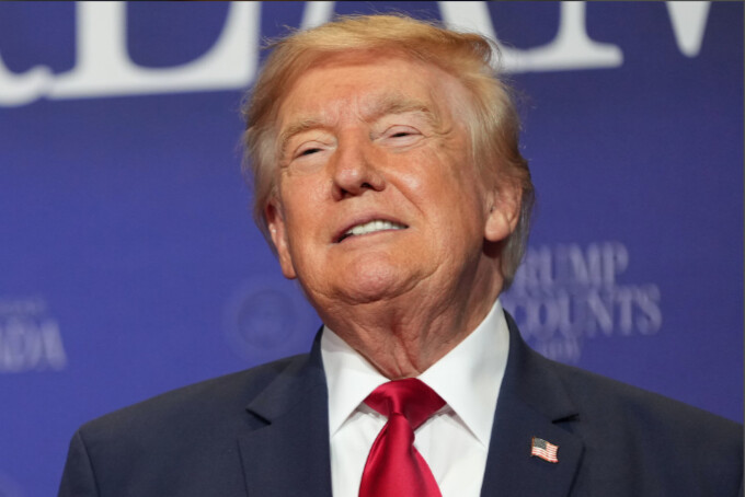 Trump nie une pénurie d’armements américains et vise les médias: “De longues peines de prison seront requises”